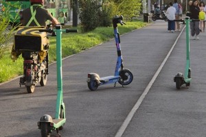 В Алматы избавятся от брошенных на тротуарах самокатов