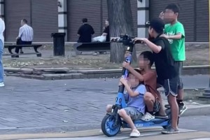 Четверо детей побили рекорд по езде на одном самокате в Алматы