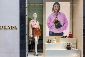 Prada купила Versace со скидкой: сделка встряхнула мир моды