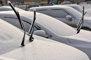 Почему нельзя поднимать «дворники» автомобиля на ночь зимой