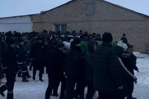 Убийство в Атырауской области: в селе Жангелдин похоронили погибших супругов