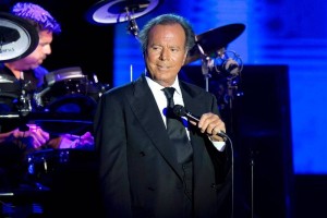 Хулио Иглесиас отверг обвинения в сексуальных домогательствах