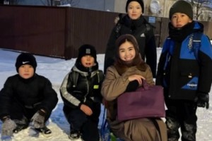 Школьники довезли учительницу домой на санках и растрогали Казнет