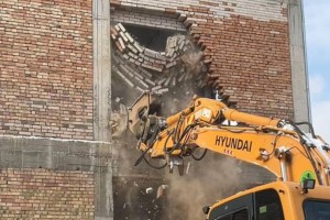 Недостроенный бизнес-центр сносят возле Саяхата Алматы