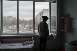 Сбросила детей из окна: раскрыты обстоятельства