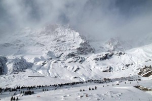 Сильный ветер повредил Шымбулак и Медеу в Алматы
