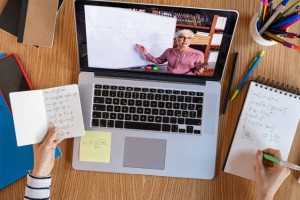 Скандал с курсами Айны: деньги вернули, спор продолжается