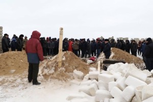 Убийство семьи в Атырауской области: в селе прошли похороны брата и сестры