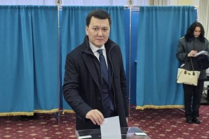 Предопределяет будущее страны – Ерлан Карин отдал свой голос на референдуме