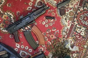 Банду рэкетиров-похитителей с арсеналом оружия “накрыли“ в Алматы