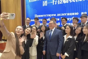 Чувствует себя Президентом? Аким Султангазиев встретился со студентами в Китае