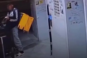 Курьер исправил нужду в детскую коляску в Алматы