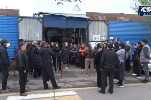 В Алматы закрывают барахолку: 300 торговцев устроили скандал и не покидают контейнеры