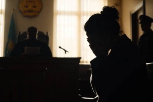 Казахстанка защитила мужа от убийцы и получила большой срок, но ее освободили
