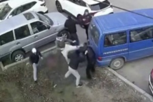 Бешенные подростки избили сверстников и заступившегося мужчину