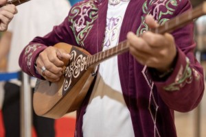 "Игра на домбре - это "харам". Автора скандального высказывания престовали