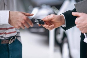 Топ-менеджер автосалона обворовал клиентов и свою компанию на 334 млн тенге