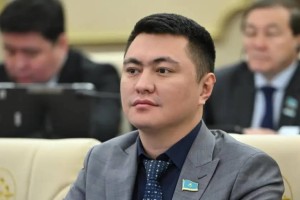 Депутат Мукаев ответил на скандал с синей папкой и поздравлением жены