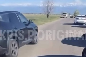 Куда смотрит «КазАвтоЖол»? Семья попала в ДТП из-за разбитой трассы