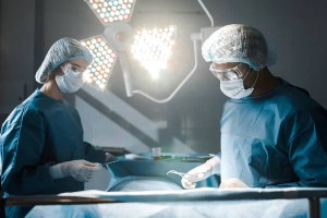 Во время популярной пластической операции у 27-летней женщины внезапно остановилось сердце
