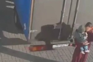 Машина сбила женщину с ребенком на тротуаре в Экибастузе