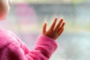 В Павлодаре пятилетняя девочка выпала с третьего этажа