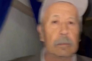 70-летний пожилой мужчина приставал к спящей девушке в поезде (ВИДЕО)