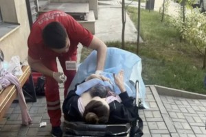 Женщина родила во дворе дома из-за припаркованных машин
