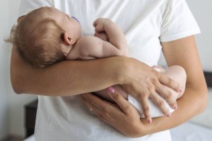 Девушка притворилась медсестрой и похитила младенца из роддома