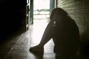 Мать 25 лет держала дочь взаперти, чтобы не выдавать замуж: ужасающая история