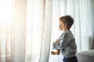 Четырехлетняя девочка погибла после падения из окна пятого этажа в Семее