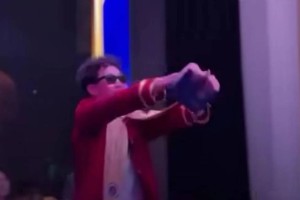 Выпускник из Алматы разорвал диплом на сцене и вызвал бурную реакцию в Сети (ВИДЕО)