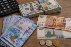 Курс доллара снизился: сколько стоит валюта в обменниках Казахстана 18 июля