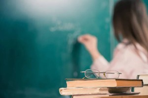 Преподаватель колледжа 17 лет не проводила занятия, но получала полную зарплату
