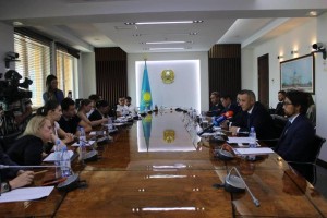 Почему банки зарабатывают миллиарды, пока казахстанцы тонут в кредитах: ответа не последовало