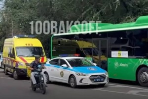 Автобус насмерть сбил девушку в Алматы (видео)
