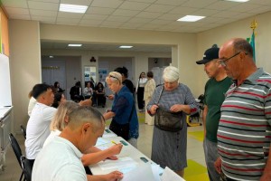 Последний час голосования: казахстанцы продолжают реализовывать свое право голоса