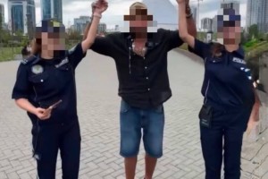 «Форма обязывает»: двух сотрудниц туристической полиции Астаны уволили после видео блогера