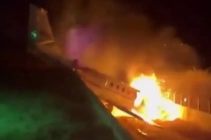 Самолет с известным певцом загорелся после посадки - появились первые кадры