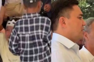 Многодетная мать на коленях попросила акима Шымкента предоставить ей жильё