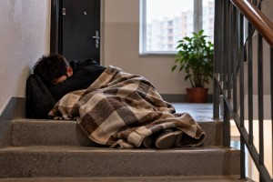 Ребенок уснул в подъезде в Актау: что выяснили после проверки семьи