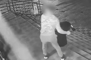В ЗКО мужчина разбил дверь аптеки мусорной урной (ВИДЕО)