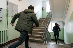 Мужчина избил жену с ребёнком на руках в подъезде дома