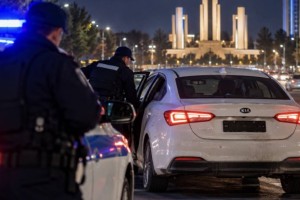 Полицейский с накротиками в машине пытался скрыться от коллег в Шымкенте: его уволили