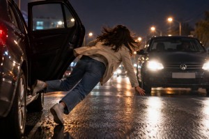 Выпрыгнула из машины после попытки поцелуя: в Петропавловске девушка попала под автомобиль