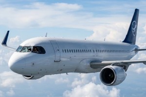 У самолёта разбилось лобовое стекло во время полета: осколки посыпались внутрь