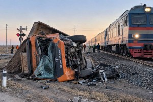 Поезд Алматы — Петропавловск столкнулся с самосвалом в Карагандинской области