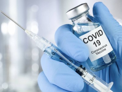 Что произошло с мужчиной, который привился от COVID-19 более 200 раз: мнение медиков.