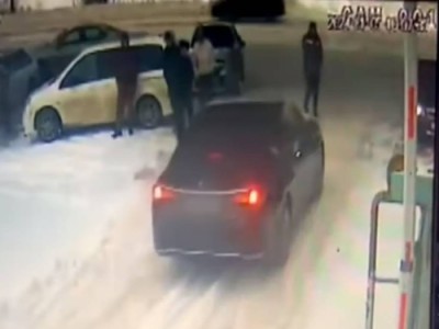 Бизнесмен в Астане сбежал от строителей, требующих зарплату, и сбил одного из них.