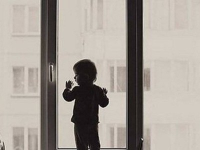 С начала года из окон домов выпали 102 ребенка — семеро погибли.